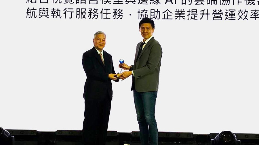 圖右為鈺立微電子總經理王鏡戎，代表公司領獎。