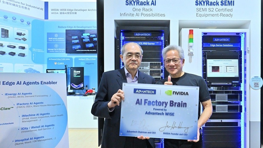 研華董事長劉克振(左) 與NVIDIA執行長黃仁勳(右)合影，雙方將深化合作推出「AI Factory Brain」。