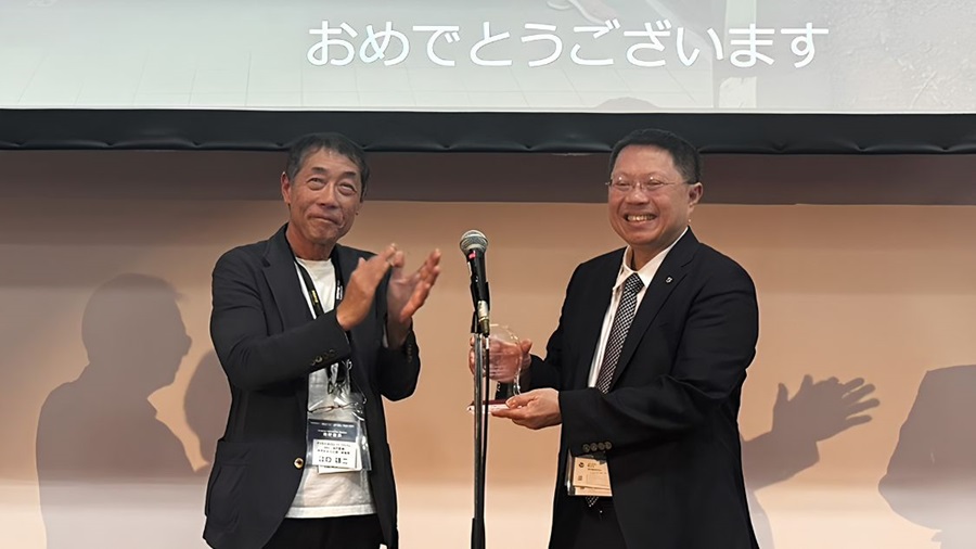 虹彩光電榮獲2026日本數位電子看板優異獎。( 圖左：DSC常務理事江口靖二、圖右：虹彩光電董事長廖奇璋博士 )