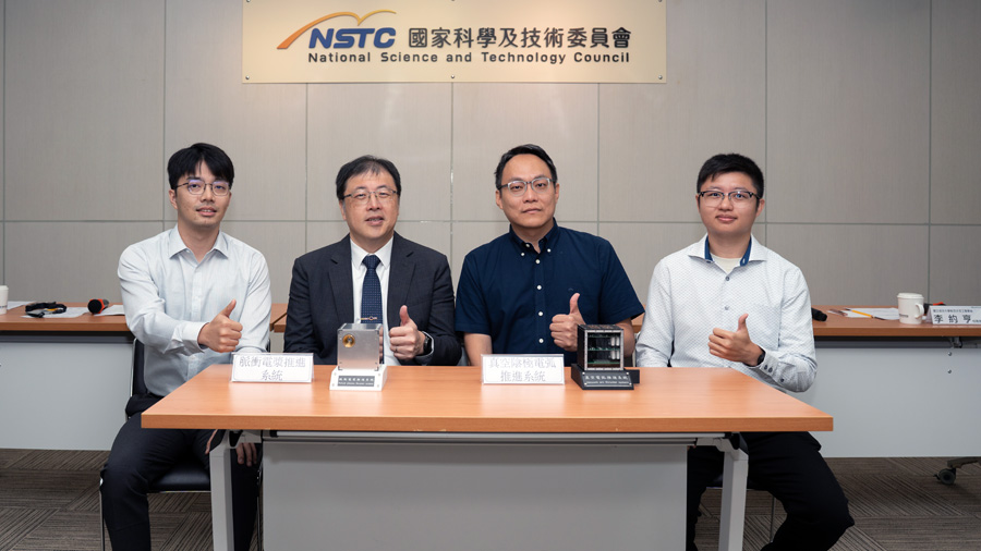 成大航空太空工程學系李約亨特聘教授(右2)率領ZAP LAB研究團隊。