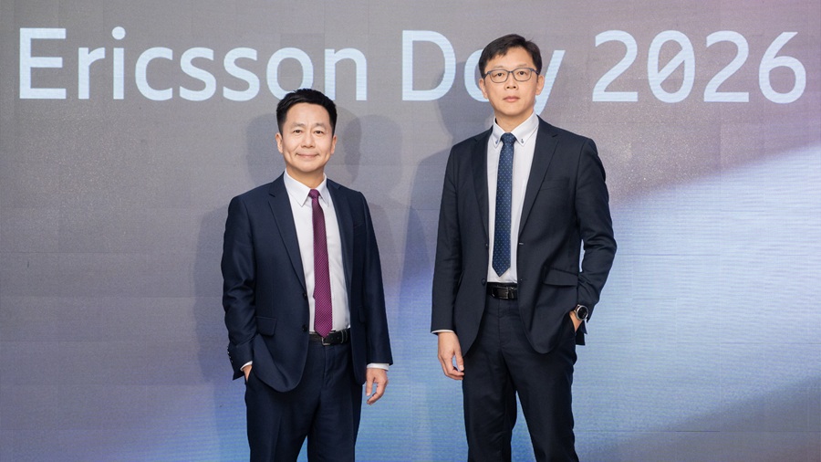 台灣愛立信總經理周大企（右）與台灣愛立信雲事業群協理魏逸國（左）