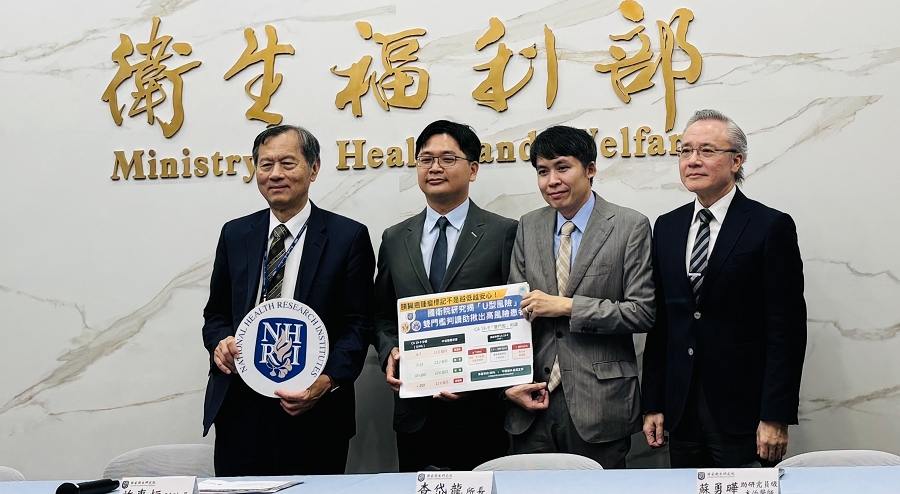 圖左起為國衛院副院長許惠恒、癌症研究所葉家銘博士後研究員、蘇永曄助研究員級主治醫師、國衛院所長查岱龍合影。
